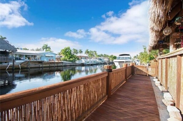 المنطقة المحيطة بالمنشأة