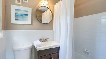 Sèche-cheveux, serviettes fournies, savon, shampoing