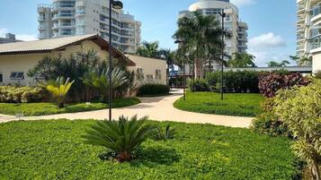 Apartamento premium, acesso à piscina, vista para o mar | Vista para o jardim