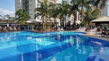 Apartamento premium, acesso à piscina, vista para o mar | Piscina | 2 piscinas externas, barracas de cortesia, guarda-sóis