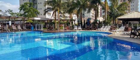 Appartement Prestige, accÚs à la piscine, vue sur la mer | Piscine | 2 piscines extérieures, cabanas gratuites, parasols