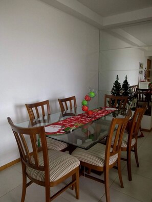 尊榮公寓, 可使用泳池, 海景 | 用餐區