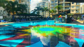 Apartamento premium, acesso à piscina, vista para o mar | Piscina | 2 piscinas externas, barracas de cortesia, guarda-sóis