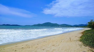Di pantai, pasir putih