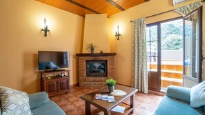 TV, caminetto, lettore DVD, tavolo da ping pong