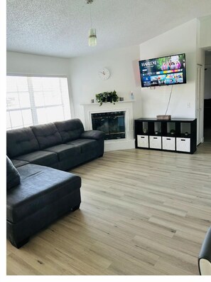 Living area - Safari Home King beds Big Pool (Deltona)