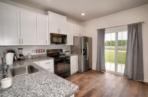 ثلاجة، ميكروويف، فرن، موقد طهي مسطح