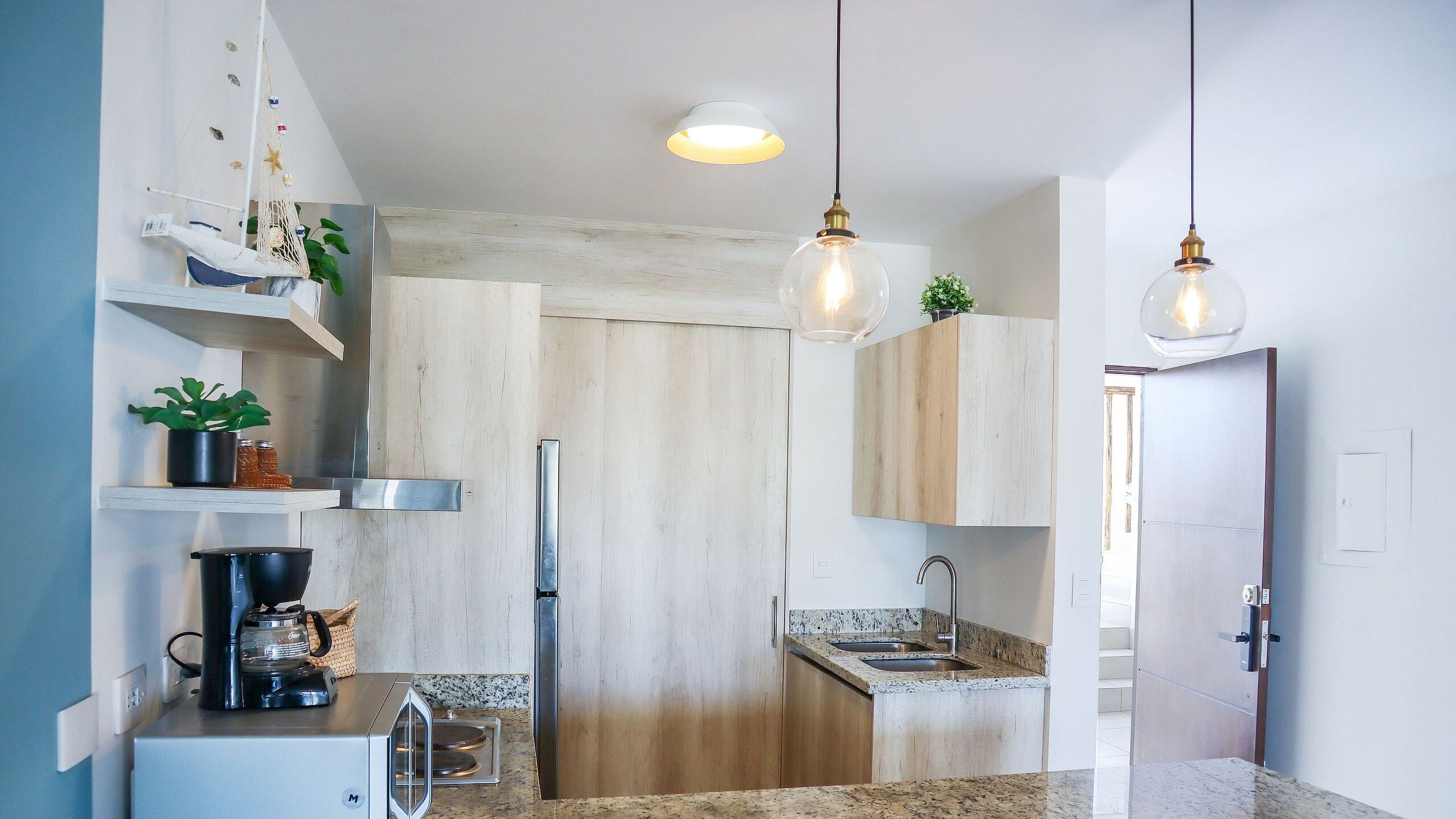 Refrigerador, microondas, licuadora y isla de cocina 