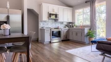 Réfrigérateur, micro-ondes, plaque de cuisson, lave-vaisselle