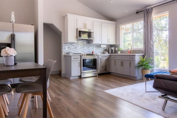 Kühlschrank, Mikrowelle, Herdplatte, Geschirrspüler