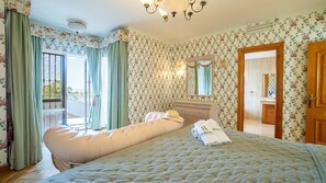 4 bedrooms, iron/ironing board, WiFi