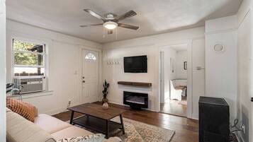 TV connectée, cheminée, espaces bureaux