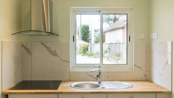 Een koelkast, een oven, een vaatwasser, een koffiezetapparaat/waterkoker