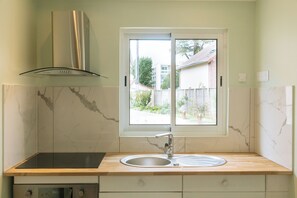 Kühlschrank, Ofen, Geschirrspüler, Wasserkocher mit Kaffee-/Teezubehör