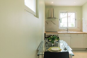 Fridge, oven, dishwasher, coffee/tea maker