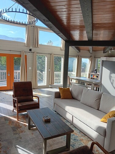 Light filled, Open Concept Loft in Crestone Pet Friendly