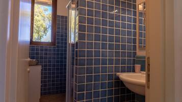 Asciugacapelli, asciugamani, sapone, carta igienica