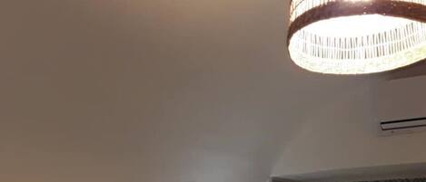 1 sovrum, strykjärn/strykbräda och sängkläder