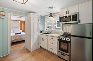 Køleskab, mikrobølgeovn, ovn, kogeplade