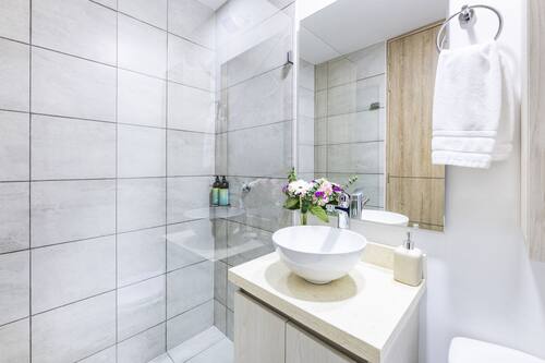 Shower, rainfall showerhead, free toiletries, hair dryer