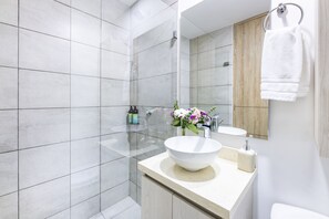 Een douche, een regendouche, gratis toiletartikelen, een haardroger