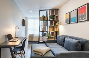 Estúdio (C) | Área de estar | Smart TV 43 polegadas com canais a cabo, TV, Netflix