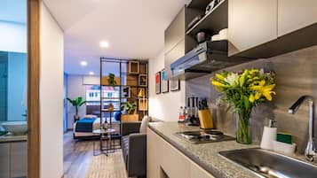 Geladeira, micro-ondas, cooktop, lava-louças