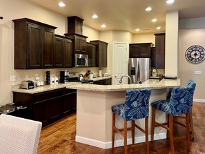 Fridge, microwave, oven, dishwasher - Highland House - Prescott Cabin Rentals (Prescott)