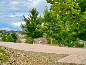 Property grounds - Highland House - Prescott Cabin Rentals (Prescott)