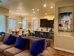 TV, fireplace - Highland House - Prescott Cabin Rentals (Prescott)