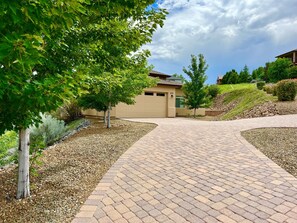 Property grounds - Highland House - Prescott Cabin Rentals (Prescott)