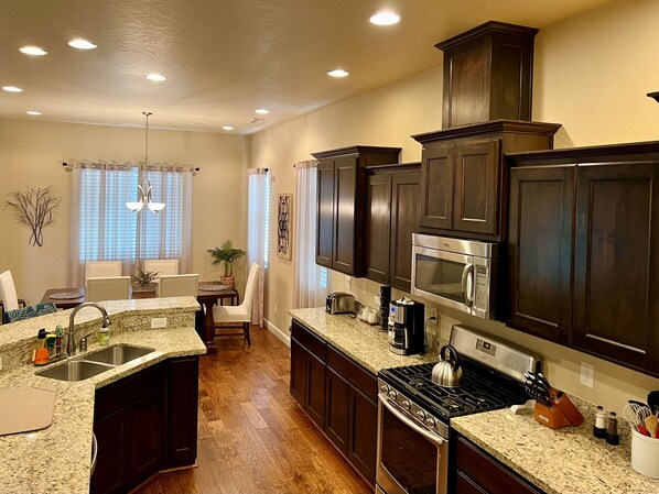 Fridge, microwave, oven, dishwasher - Highland House - Prescott Cabin Rentals (Prescott)