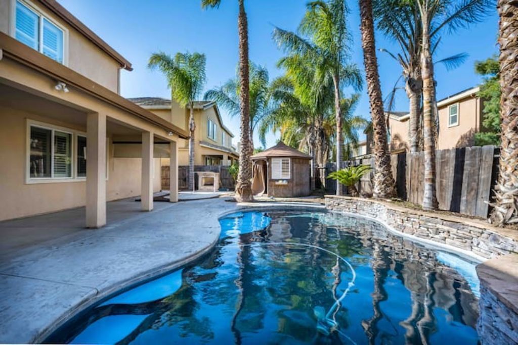 Spacious Kid Friendly Lux Home w/Pool, BBQ,Garage