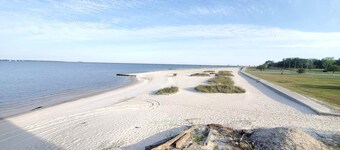 Charming Gulfport Getaway. Walk to the beach. POOL