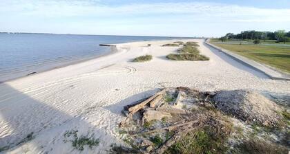 Charming Gulfport Getaway. Walk to the beach. POOL