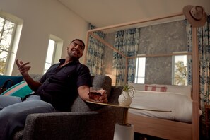 高档床上用品、加厚床垫、客房内保险箱、办公桌