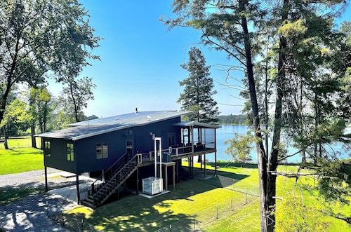 Pet friendly lakefront home with boat ramp~ The Overlook at Bachelor Bend