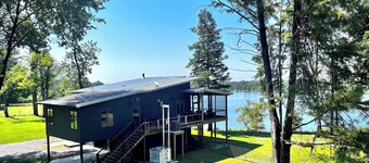 Pet friendly lakefront home with boat ramp~ The Overlook at Bachelor Bend