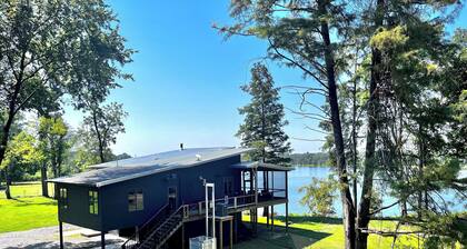 Pet friendly lakefront home with boat ramp~ The Overlook at Bachelor Bend
