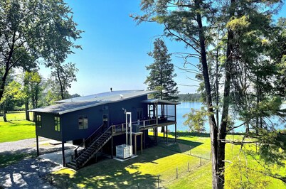 Pet friendly lakefront home with boat ramp~ The Overlook at Bachelor Bend