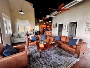 Living area - Pet friendly lakefront home with boat ramp~ The Overlook at Bachelor Bend (Greenville)