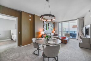 ラグジュアリー アパートメント | リビングルーム | 48 インチのスマートテレビ (デジタル放送視聴可)、テレビ