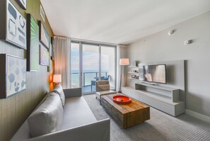 ラグジュアリー アパートメント | リビングルーム | 48 インチのスマートテレビ (デジタル放送視聴可)、テレビ