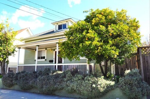 Spacious Downtown 2+ BD Walk to Beach & Boardwalk!