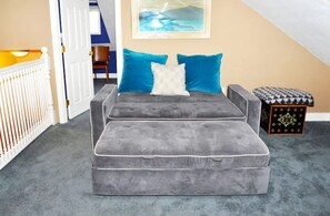 Living area - Spacious Downtown 2+ BD Walk to Beach & Boardwalk! (Santa Cruz)