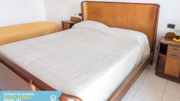 1 bedroom, bed sheets