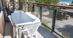 Outdoor dining - SE006 - Senigallia, one bedroom apartment on the sea with beach (Senigallia)