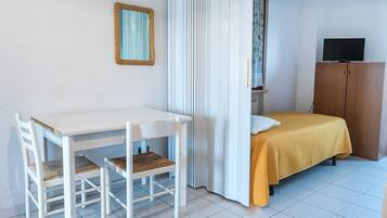 1 bedroom, bed sheets