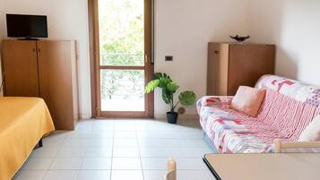 1 bedroom, bed sheets