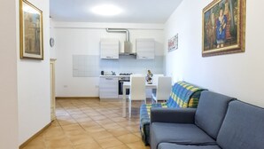 A compact living space with a kitchenette, a sofa, and a dining area. - SE014 - Senigallia, new comfortable two-room apartment in the center and on the (Senigallia)